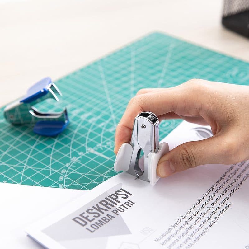 Deli 0231 Staple Remover – 25 Sheets Capacity, Durable Office and School Tool 2